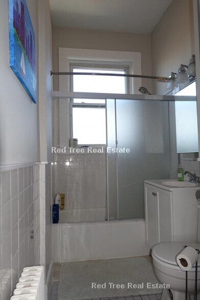 Building Photo - 554 E 4th St