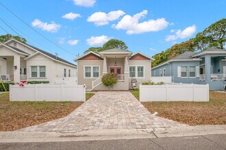 Building Photo - "Charming St. Petersburg Home: 3 Beds, 2 Baths, 1720 Sq. Ft. of Comfort!"
