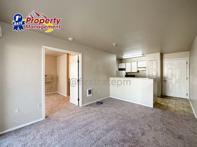 Building Photo - 870 W Belmont Cir
