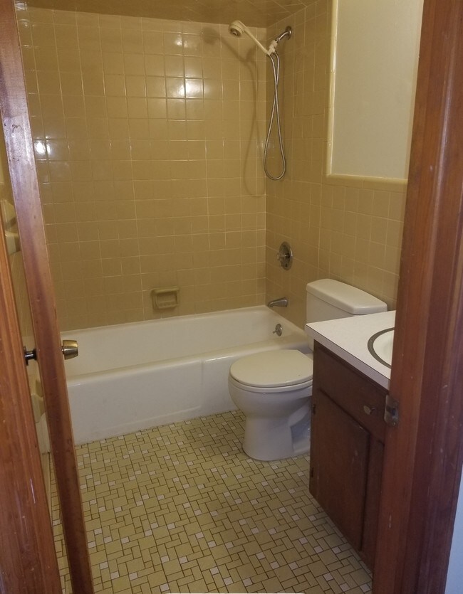 Building Photo - 1252 Gatewood Rd