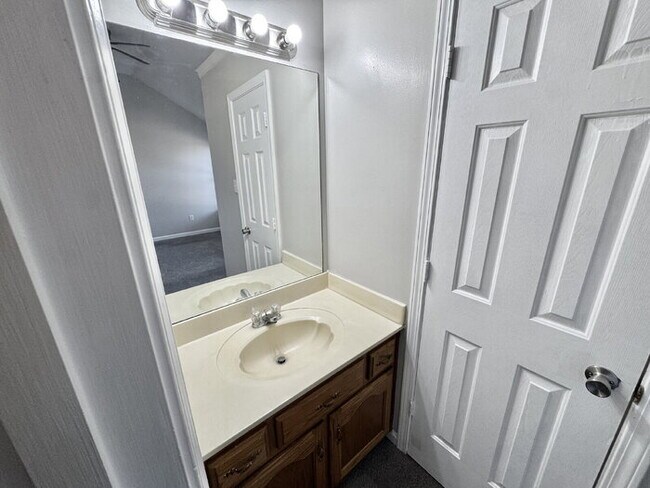 Building Photo - 6416 Valley Oak Dr