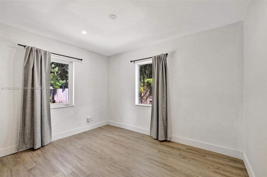 Building Photo - 843 SW 20th St