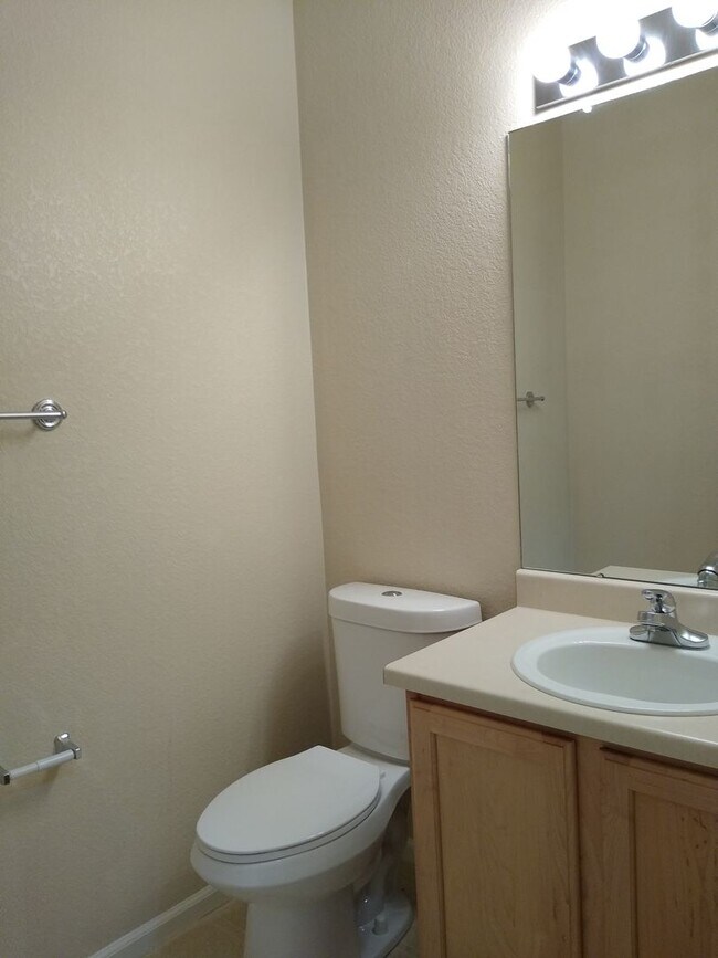 Building Photo - Super Fly 1 Bedroom with Large Study, 1 1/2 Bathrooms, Balcony, Reserved Parking AVAILABLE NOW