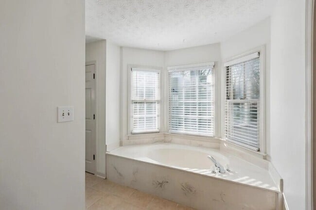 Building Photo - 401 Defoors Landing NW
