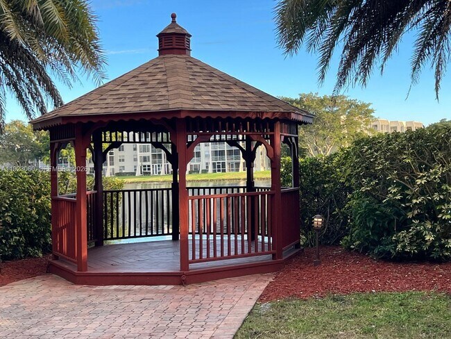 Building Photo - 9441 Evergreen Pl