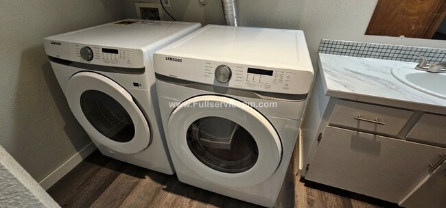 Building Photo - Beautiful duplex apt. on Quiet culdesac