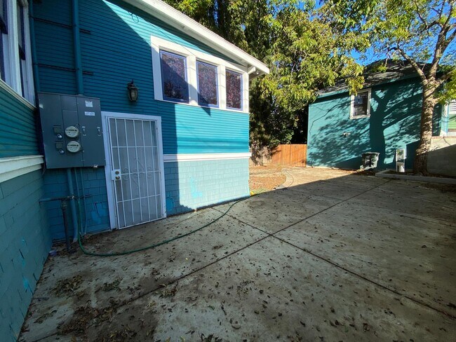 Building Photo - 3 Bed | 2 Bath | McKinley Park Area — $3,375/Month