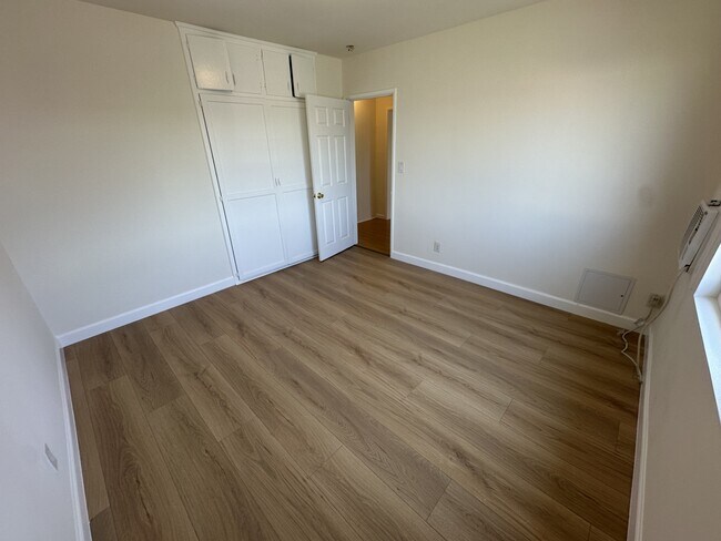 Building Photo - 223 E Burbank Blvd