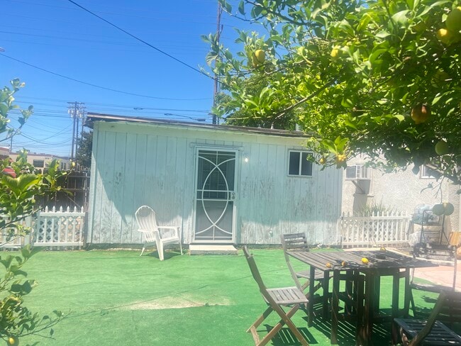 Building Photo - 2145 N Hollywood Way