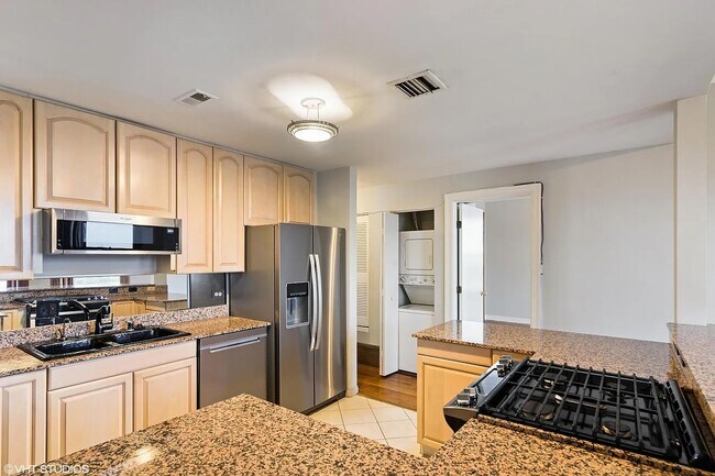 Building Photo - 559 W Surf St