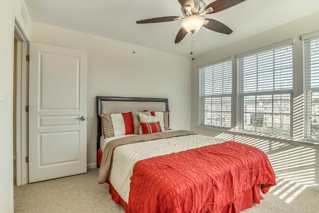 Building Photo - 3-bedroom, 2.5-bathroom condo with a great open-concept main level.
