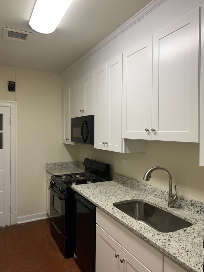Building Photo - Renovated 3 Bedroom Townhouse! Off Street parking and Washer/Dryer!!