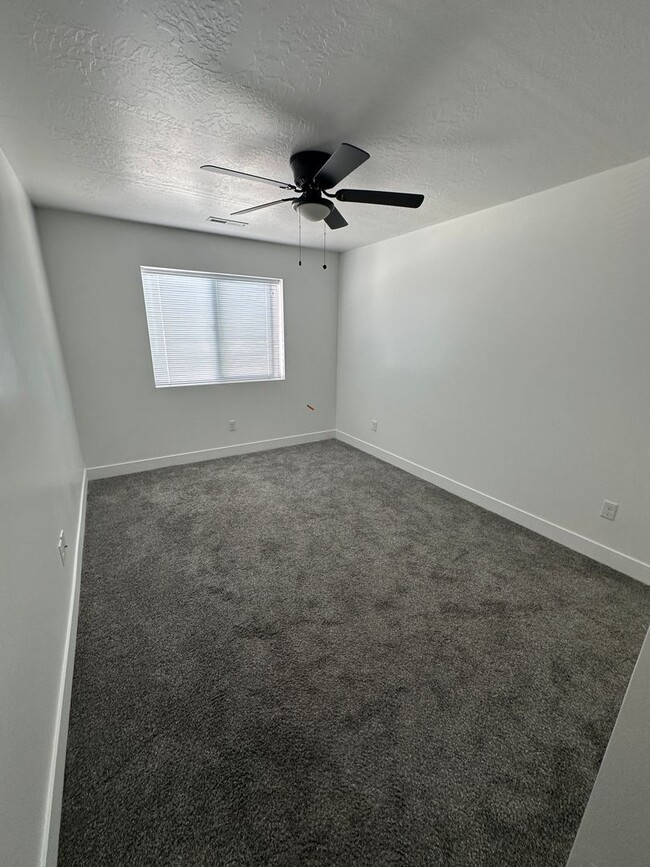 Building Photo - 881 S 25 E