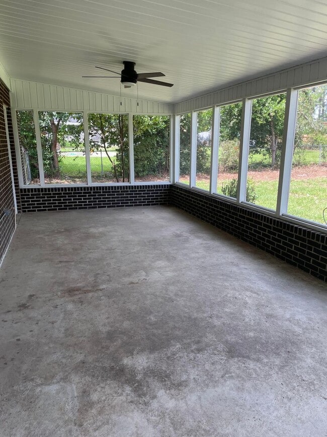 Building Photo - Charming Three Bedroom Brick Ranch in Colu...