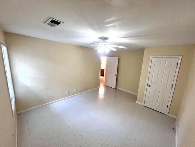 Building Photo - 9103-4E Pembroke Rd