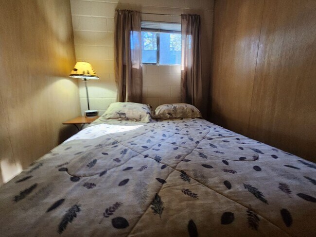 Building Photo - SKI LEASE: Close to Bus Line, Full Kitchen, 2 Living Areas