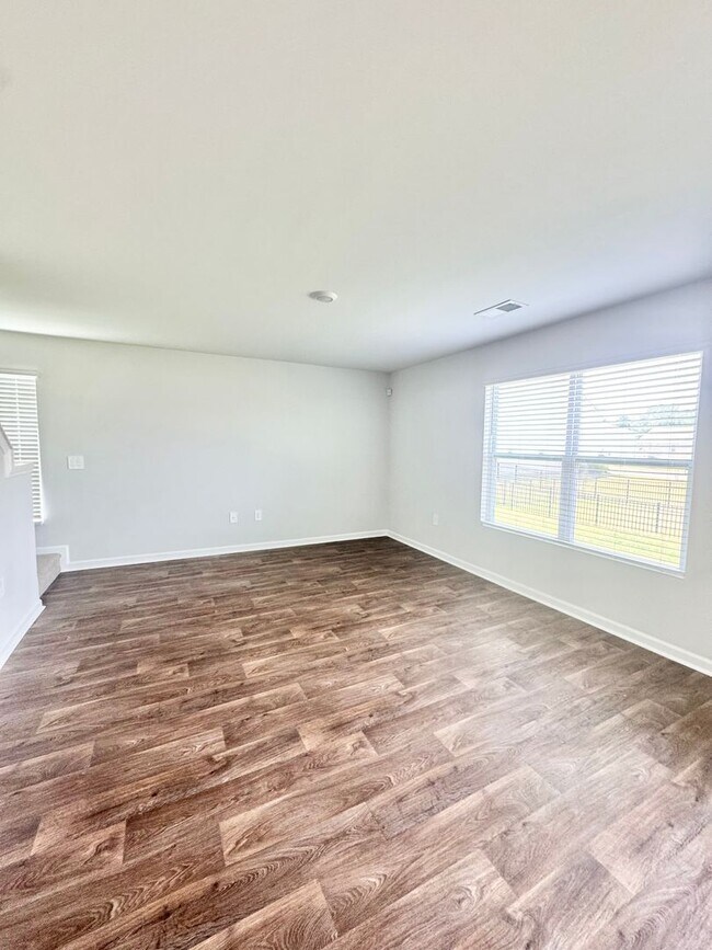 Building Photo - Available NOW! 4bedrom 2.5bath in Rincon, GA