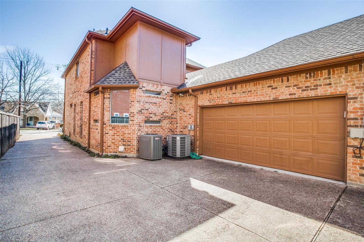 Building Photo - Elegant Central Dallas home 2.5 blocks from Knox-Henderson