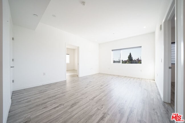 Building Photo - 1229 S Kingsley Dr