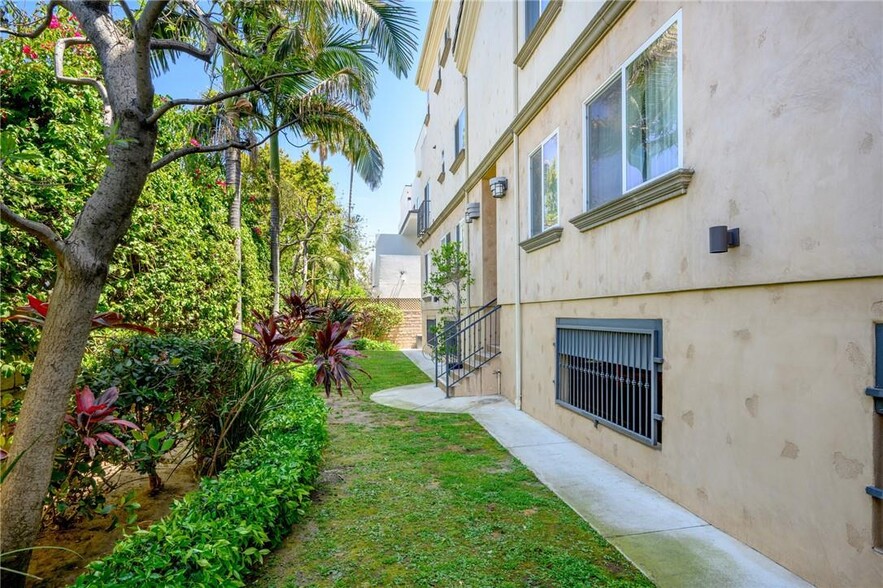 Building Photo - 11323 Huston St