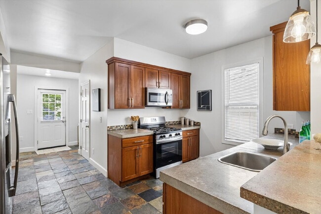 Building Photo - 3BR/2BA Wonderfully Updated Single Family Home---JUST GORGEOUS!  GAS, ELECTRIC, WATER, SEWER and ...