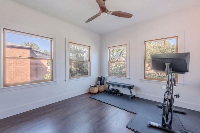 Building Photo - Rare 2 Bed 2 Bath Remolded Home in FQ Hist...