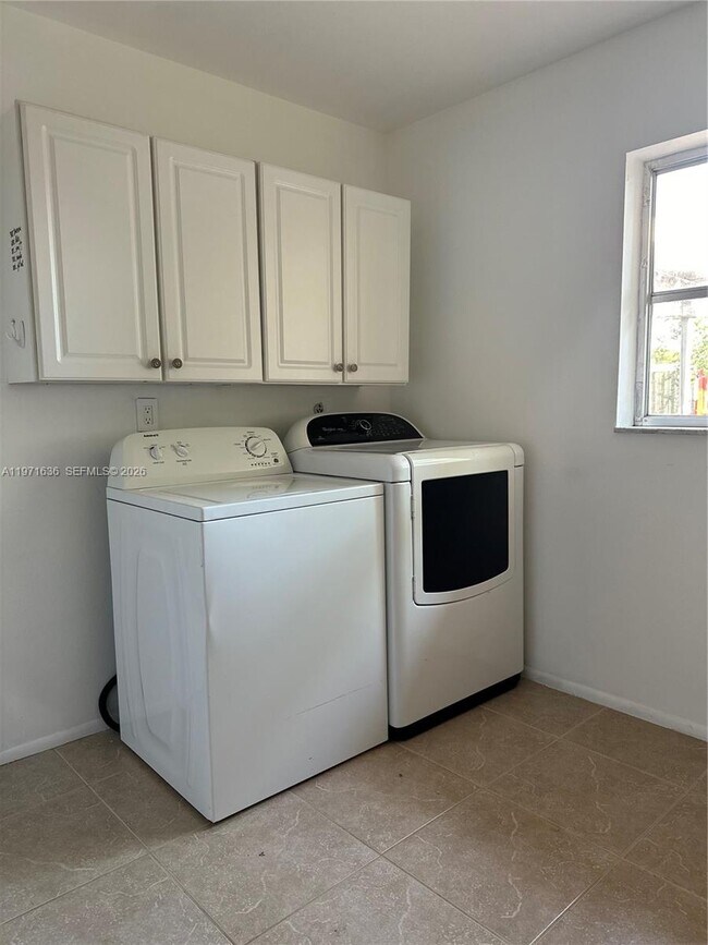 Building Photo - 108 SE Soneto Ct