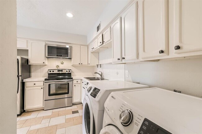 Building Photo - 496 N Post Oak Ln