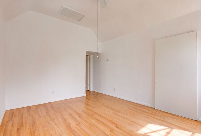 Building Photo - 288 S Coronado St