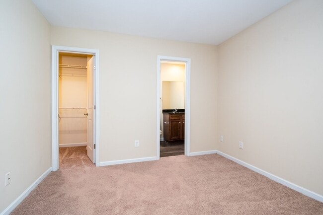Building Photo - 3 bedroom 2.5  bath
