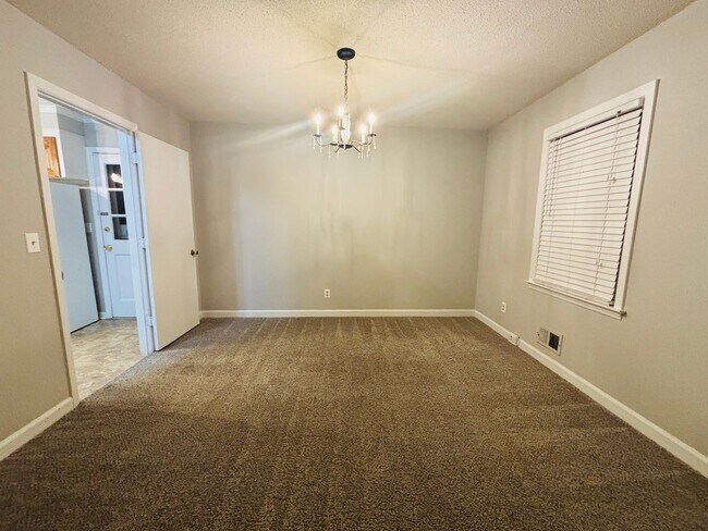 Building Photo - Move-In Ready Ranch in the Heart of Elgin!