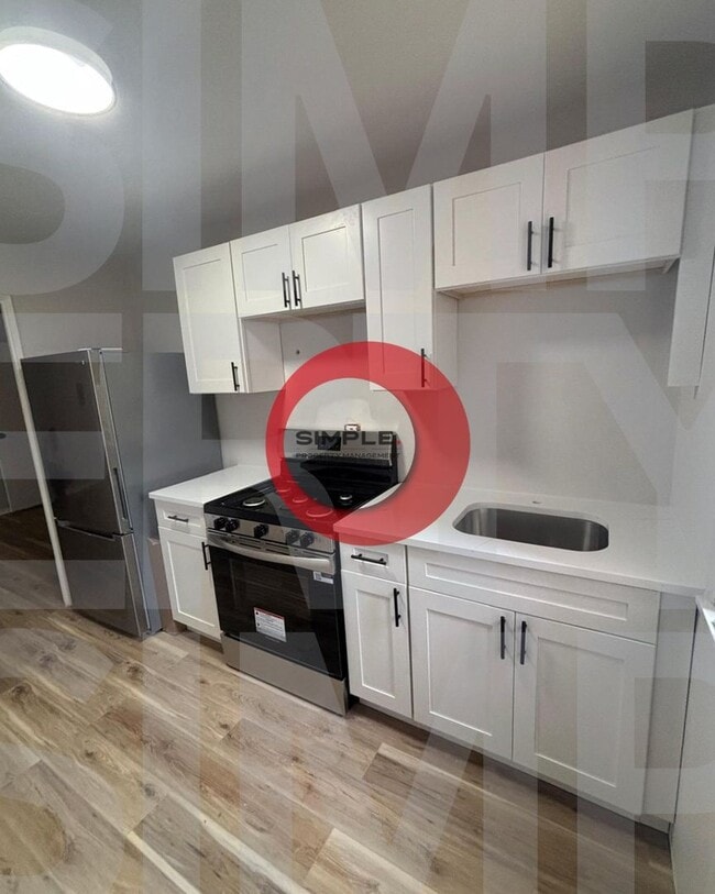 Building Photo - Great Location