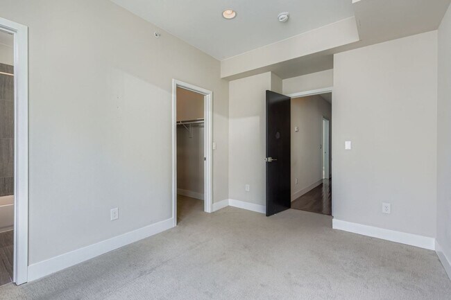 Building Photo - Luxury 3 bed, 3.5 bath Townhome Blocks fro...