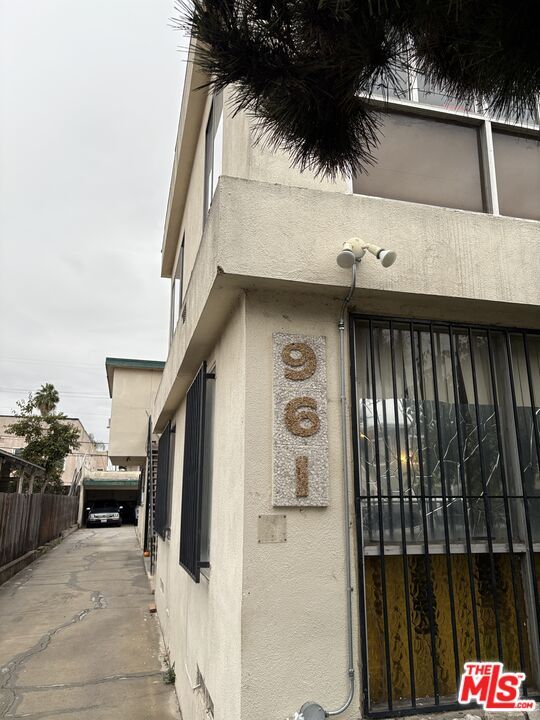 Building Photo - 961 S Kenmore Ave