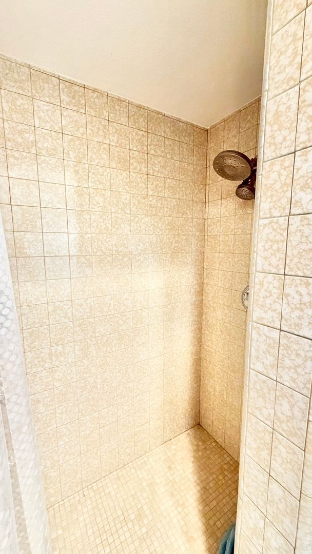 Building Photo - Beautifully Furnished & Appointed, Shorter...