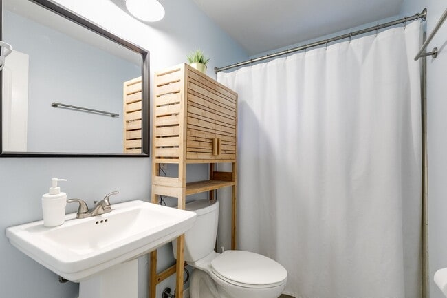 Building Photo - Charming 3 Bedroom Rancher Available Early...