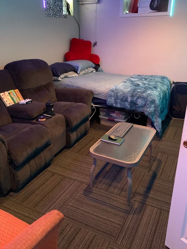 Building Photo - Beautiful, Historical 3 Bedroom House - Available August 2026!