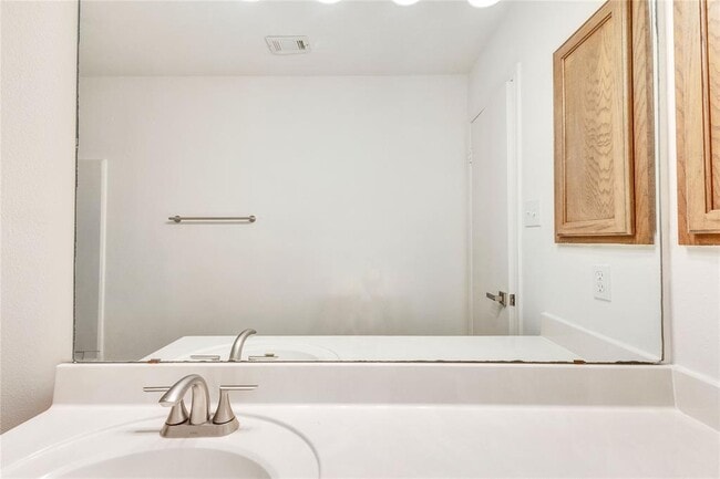 Building Photo - 1200 Del Roy Dr