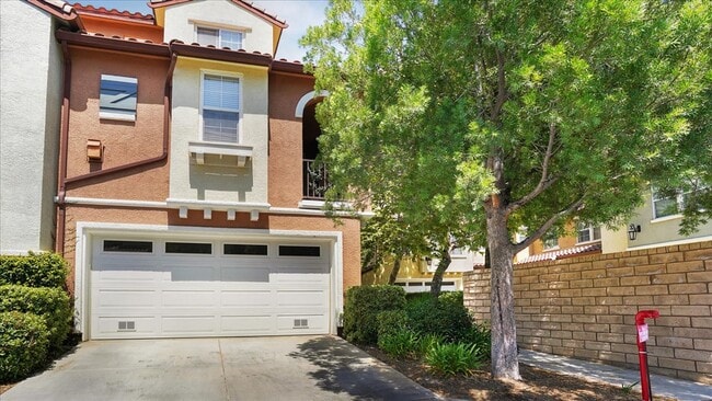 Building Photo - Beautiful Tri-Level Valencia Townhome with...