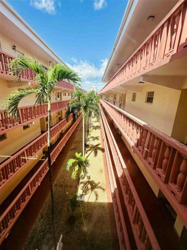 Building Photo - 215 SE 3rd Ave