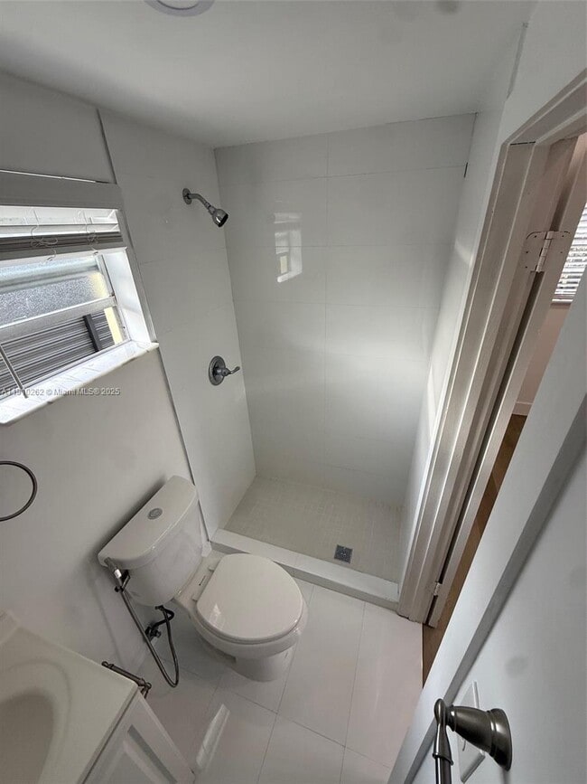 Building Photo - 8401 SW 33rd Terrace