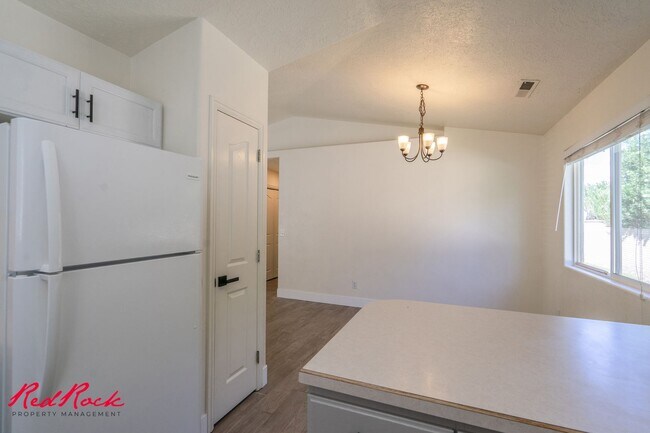 Building Photo - Dog Friendly! 3 Bedroom Single-Level Condo...