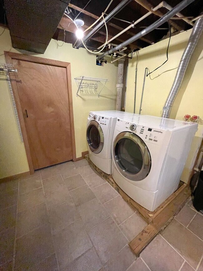 Building Photo - Spacious 3-Bedroom with Finished Basement | Parking, Laundry, & Private Backyard