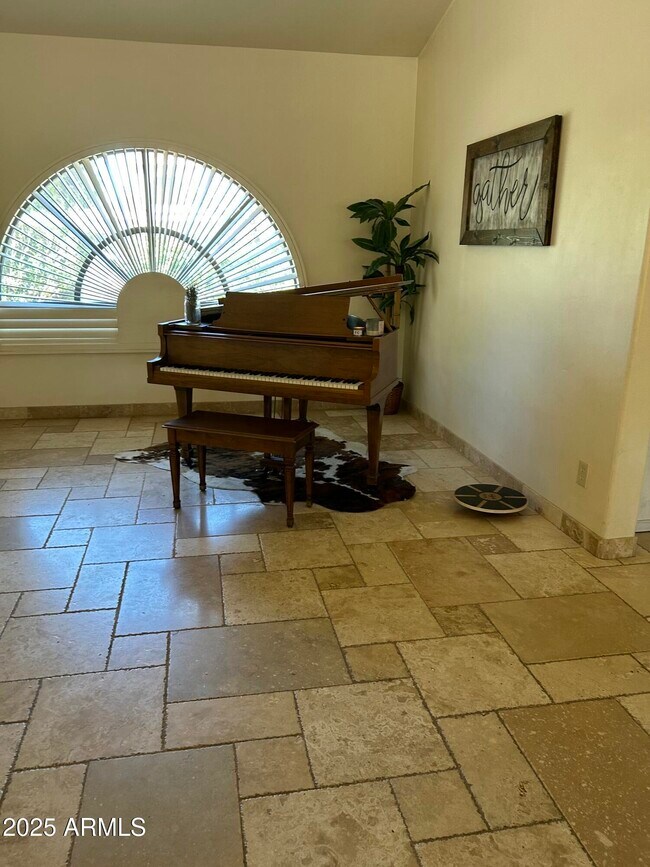 Building Photo - 8397 E Thoroughbred Trail