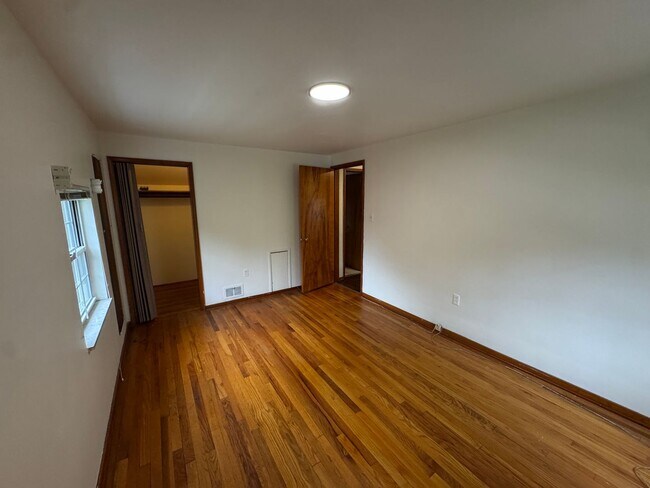 Building Photo - Available NOW! 4 Bed 2 Full Bath House