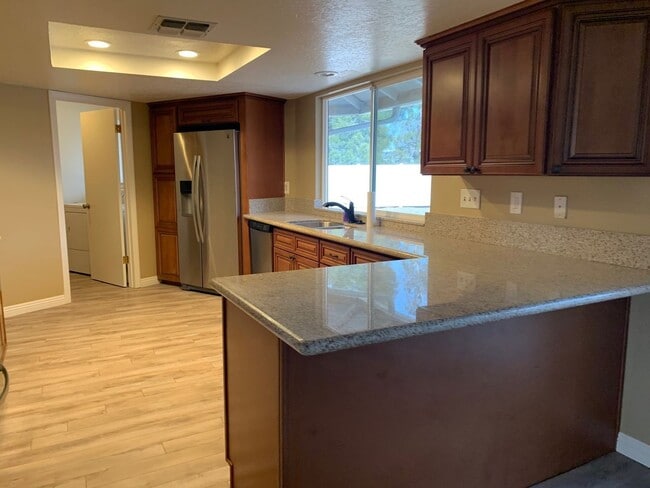 Building Photo - Beautiful Desert Knolls Home