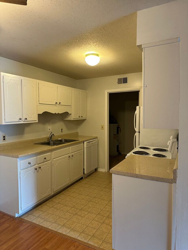 Building Photo - 1 Bed/ 1 bath Condo