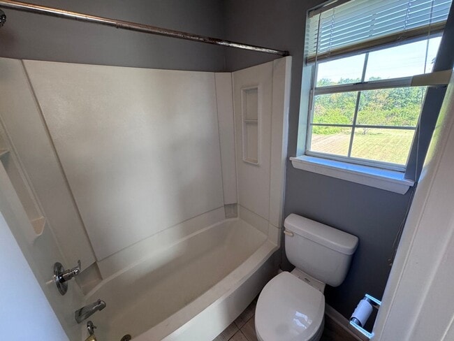 Building Photo - 3 bedroom/2.5 bath in Brentwood (Nipper's ...