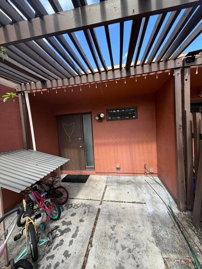 Building Photo - 10343 Greenhouse Rd