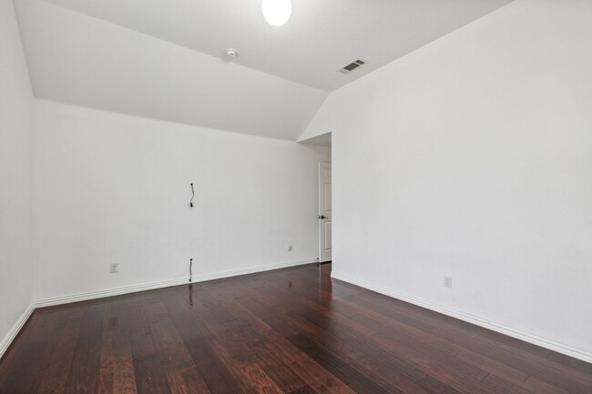 Building Photo - Luxurious in Little Elm